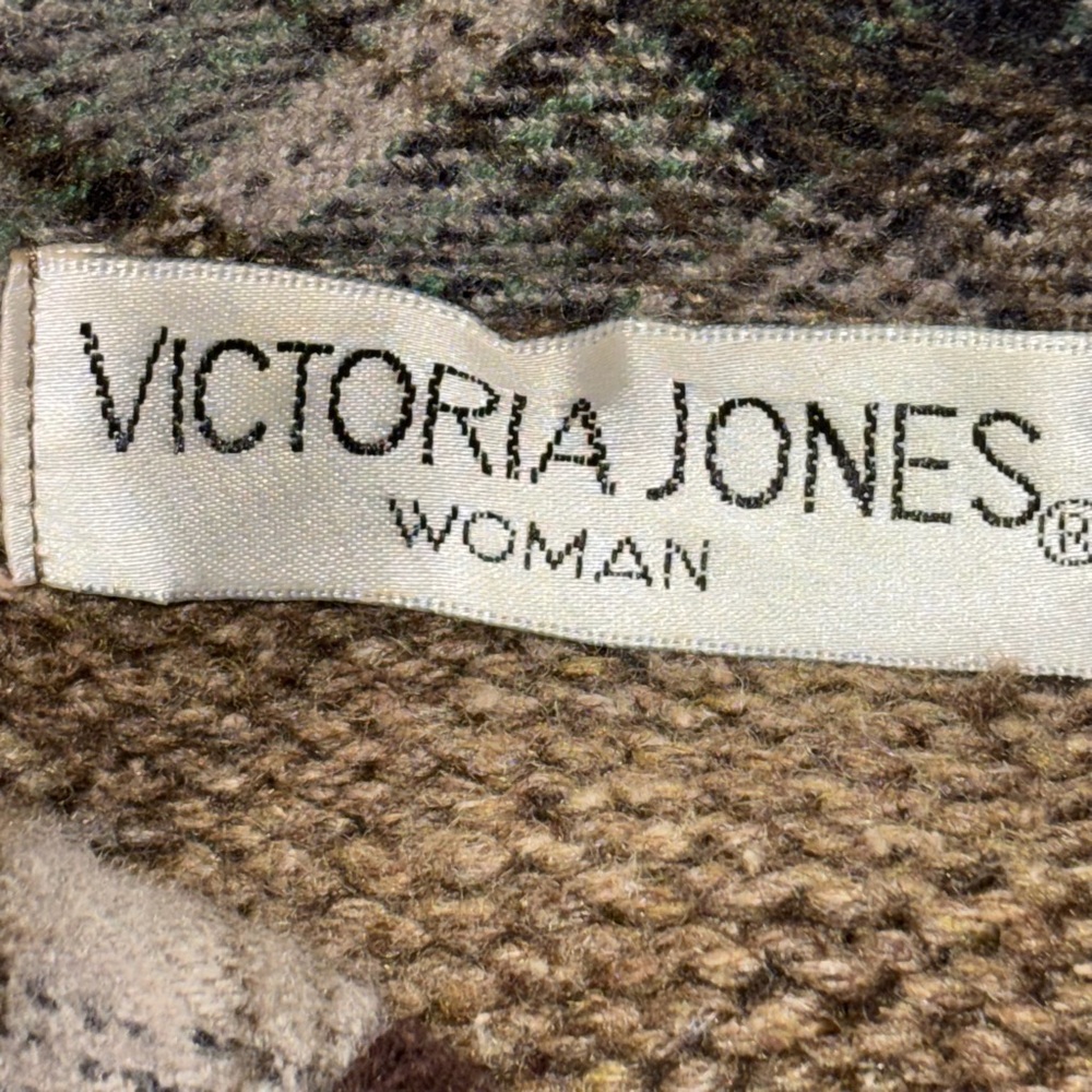 Victoria Jones Christmas Festive Cardigan with Holiday Motifs - Picture 8 of 14